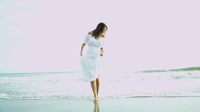 白种女孩穿着白色漫步天堂海滩度假视频素材