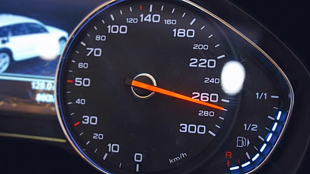 车速表指针正接近最大值300公里/小时视频素材
