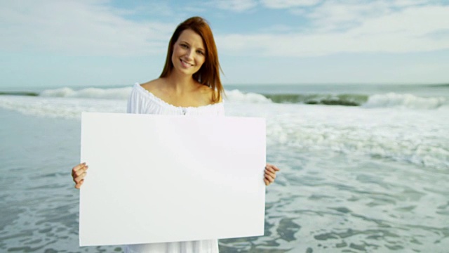 美丽年轻的白人旅游女孩空白留言板视频素材