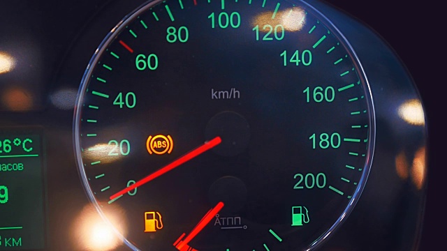 在汽车的仪表盘上，传感器显示油箱已加满汽油视频素材