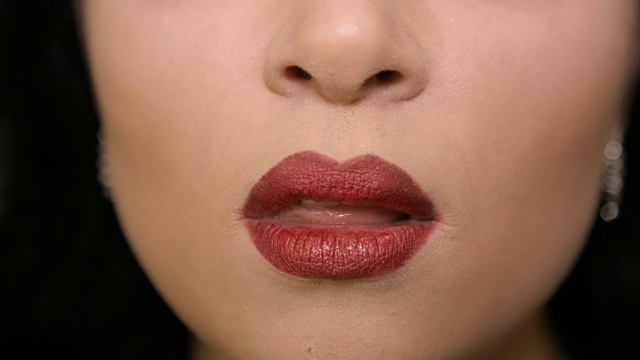 女人用红色唇膏舔他的嘴唇视频下载