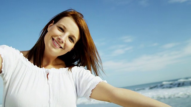 快乐的年轻白人女性享受豪华海滩度假视频下载