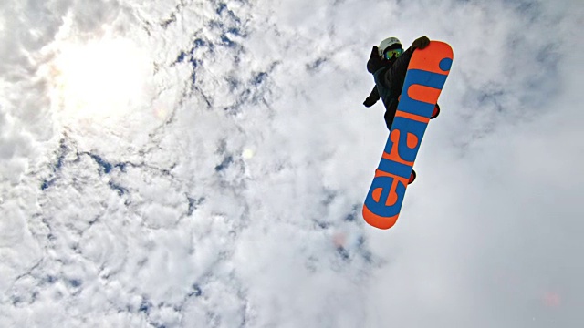 速度坡道滑雪板抓住他的滑雪板而跳上空中视频下载