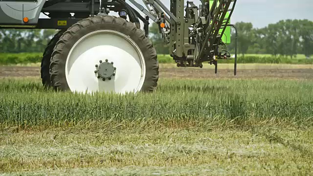 农药喷洒机。农药喷雾器。农业机械视频素材