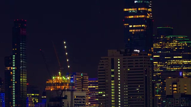 曼谷夜间摩天大楼灯光鸟瞰图。视频下载