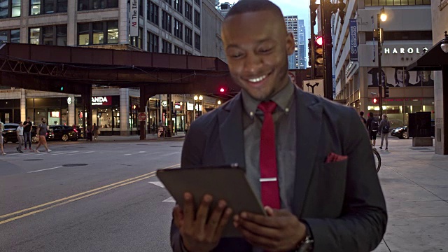 在芝加哥街头使用数字平板电脑的商人视频素材