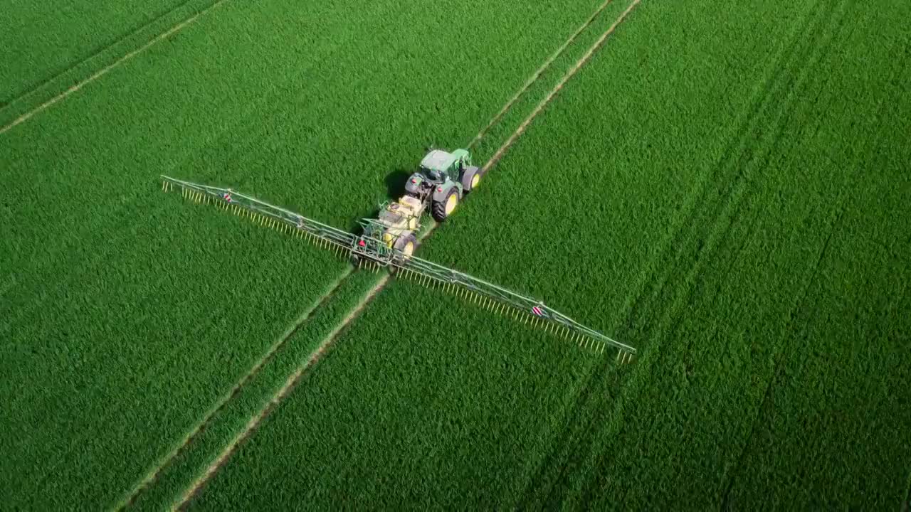 天线:拖拉机在田里喷洒肥料视频素材