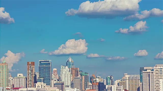 摩天大楼鸟瞰图，下午的阳光透过云层在曼谷上空视频素材