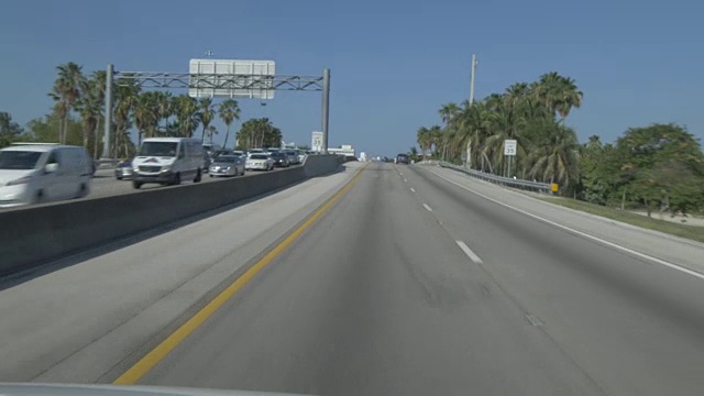 从迈阿密国际机场出发，沿佛罗里达州112号公路前往美国佛罗里达州迈阿密的南海滩视频下载