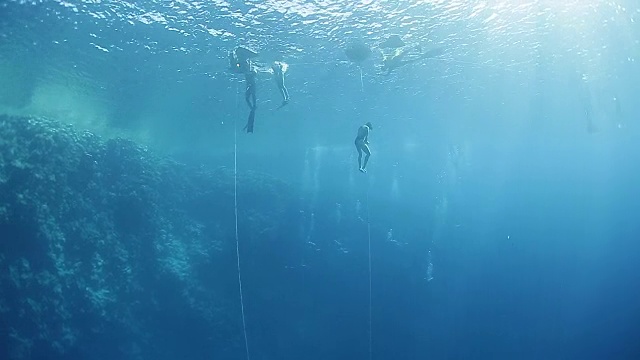 专业自由潜水员沿着绳索上升视频素材