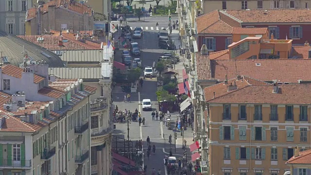 游客走在尼斯狭窄的街道上，交通和建筑，旅游视频素材