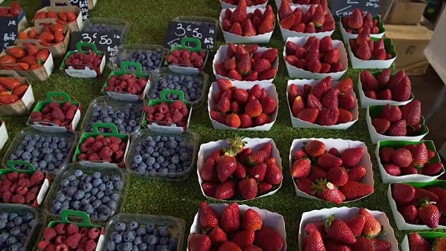 各种新鲜的黑莓和草莓在当地的水果市场出售，贸易视频下载