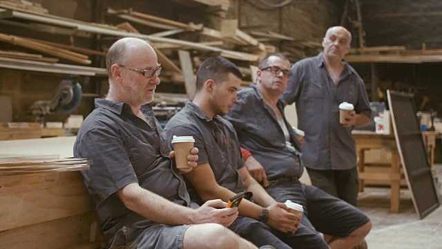 木匠们在喝咖啡休息(慢镜头)视频素材