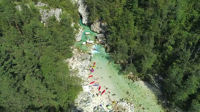 一群划艇爱好者在美丽的翡翠河上享受夏日的户外活动视频素材