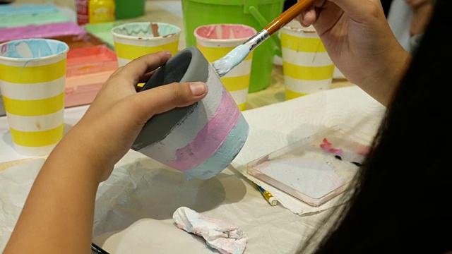女孩用画笔作画视频下载