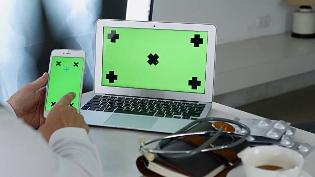 医务人员用笔记本电脑和数字平板电脑，绿屏视频下载