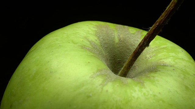 绿色苹果顶部近距离旋转黑色背景视频素材