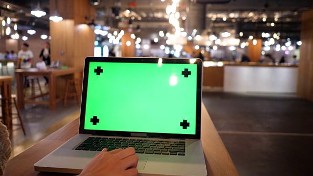 用绿色屏幕显示器输入笔记本电脑的键盘视频下载