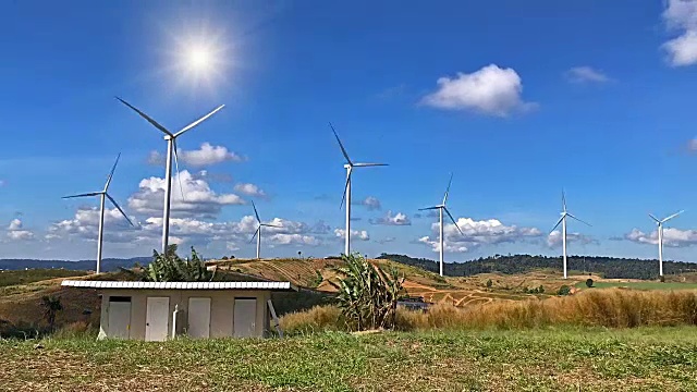 晴朗的天空和风力发电机视频下载
