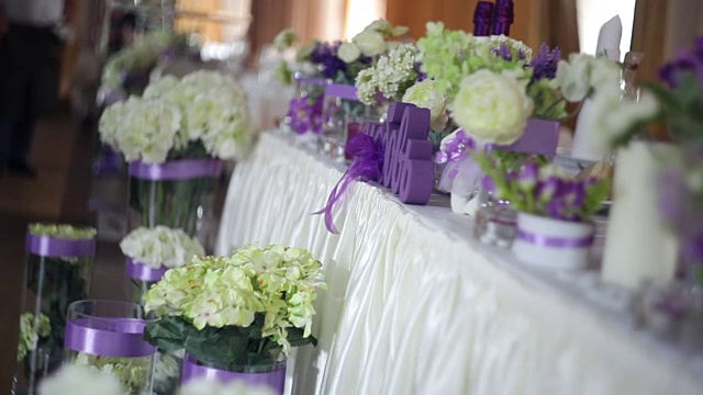 豪华婚宴上的餐桌布置。用鲜花装饰婚宴视频素材