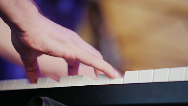 一个专业的音乐家弹奏电子钢琴，他的手指按键盘视频素材