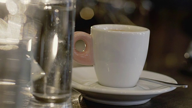 看桌上的一杯咖啡和一杯水。慢慢地视频素材