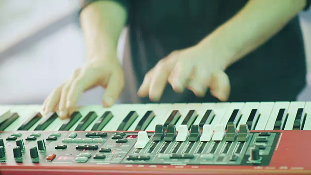 一个专业的音乐家弹奏电子钢琴，他的手指按键盘视频素材