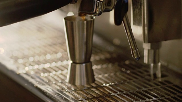 咖啡师为鸡尾酒制作咖啡。慢慢地视频素材