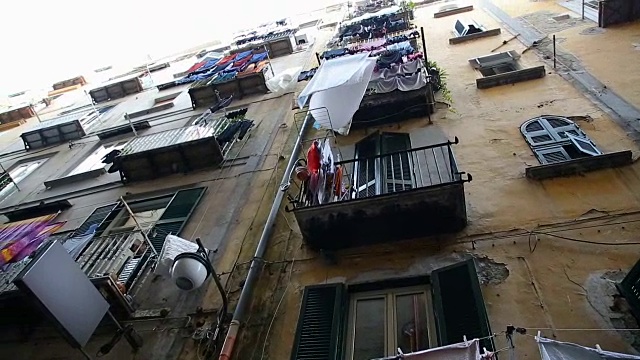 破旧的住宅大厦，阳台上晾着一堆堆洗好的衣物视频素材