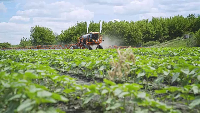 在田里工作的农业肥料农药喷洒。灌溉领域视频素材