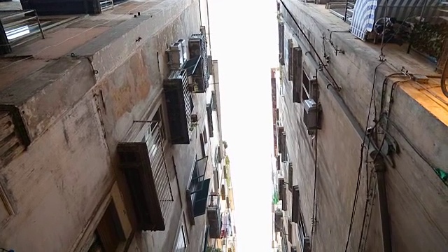 意大利那不勒斯大街高楼之间狭窄的通道视频素材