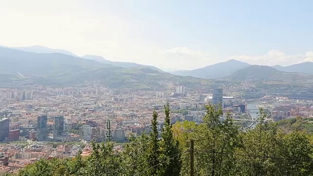 航拍的毕尔巴鄂市在西班牙，城市景观与山脉，全景视频素材