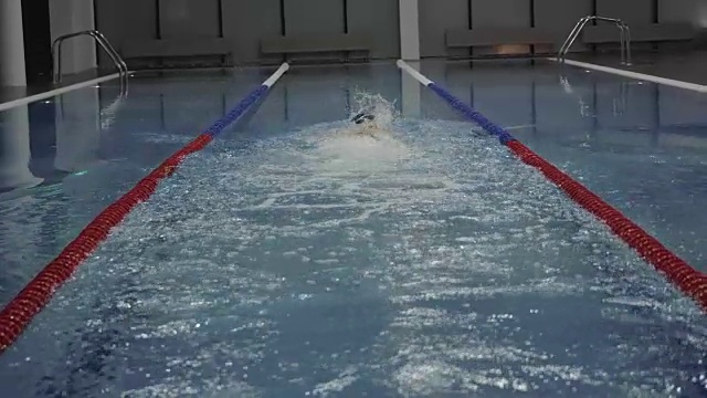 健身女子游泳爬泳在蓝水浮池慢动作视频下载