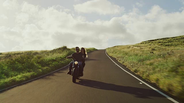 骑老式摩托车的情侣视频素材