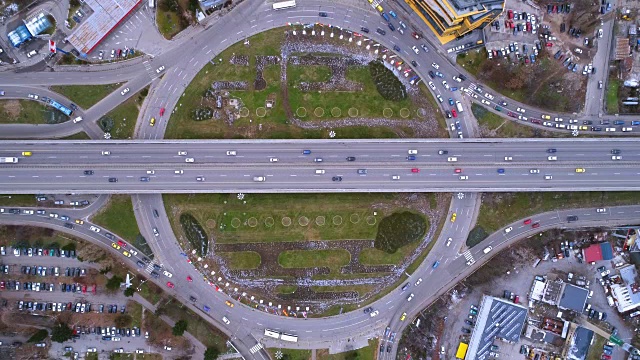 无人机鹰眼鸟瞰图俯瞰繁忙的城市交通视频下载