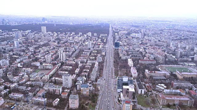 空中拍摄的一个大而繁忙的城市在白天视频下载