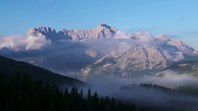 时间流逝。山群Sorapiss与最高的山峰Punta Sorapiss(3205米)与移动的云和雾在山谷。山谷里有一家位于米苏里纳湖的酒店。视频素材
