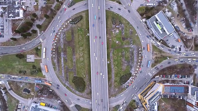 下降的无人机时间流逝拍摄的城市交通在城市公路视频下载