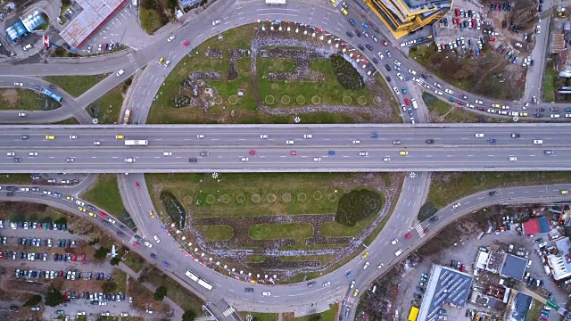 无人机拍摄的鹰眼鸟瞰图时间流逝的城市交通在环岛在白天视频下载