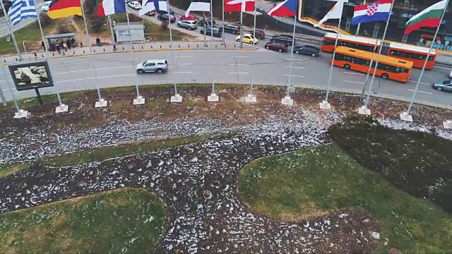 在保加利亚索菲亚，无人机拍摄的欧盟旗帜视频下载