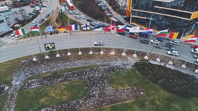 在保加利亚首都索非亚，一架无人机从空中拍摄到飘扬的欧盟旗帜视频下载