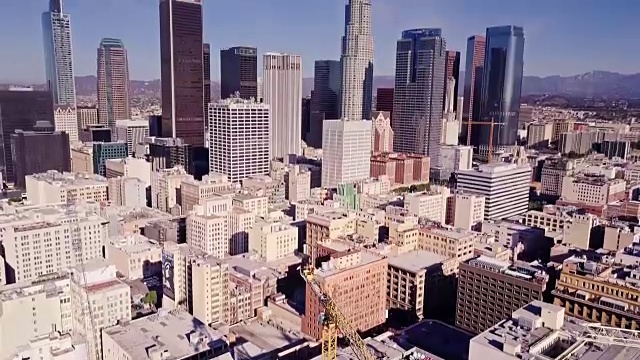 工人们正在拆卸洛杉矶上空的起重机-航拍视频素材