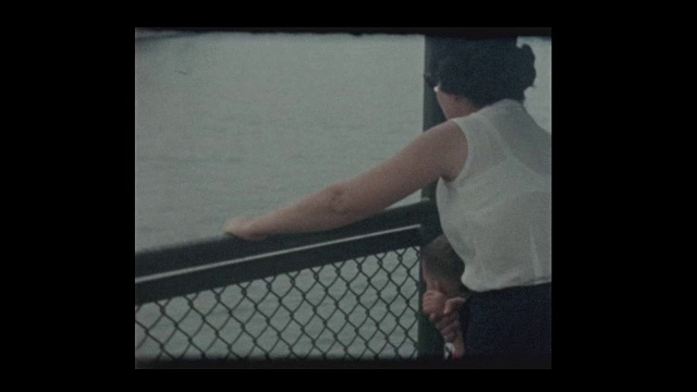 1963年，小男孩和妈妈乘坐史泰登岛渡轮视频下载