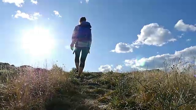 低角度的女人在山顶的日落徒步女孩庆祝生活风景自然景观享受假期旅行冒险视频素材