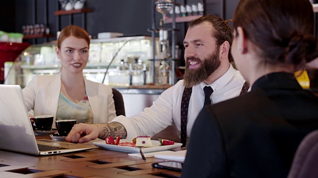 可循环的Cinemagraph:餐馆里的年轻商人视频下载