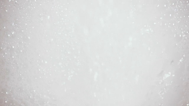 慢腾腾的白色泡沫在浴缸的水龙头下视频下载