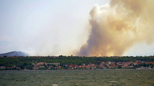 克罗地亚海岸森林大火，浓烟滚滚视频素材