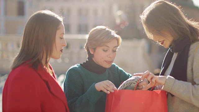 意大利罗马，妇女在冬季大减价期间购物视频素材