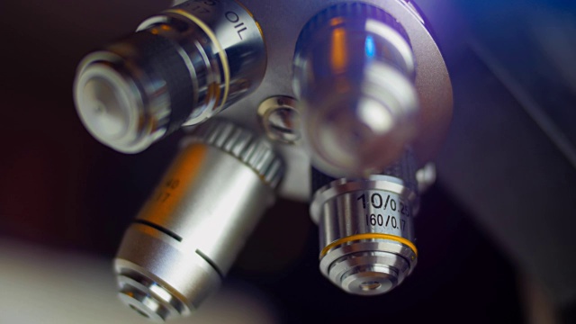 显微镜的物镜在暗背景上照射铬表面视频素材