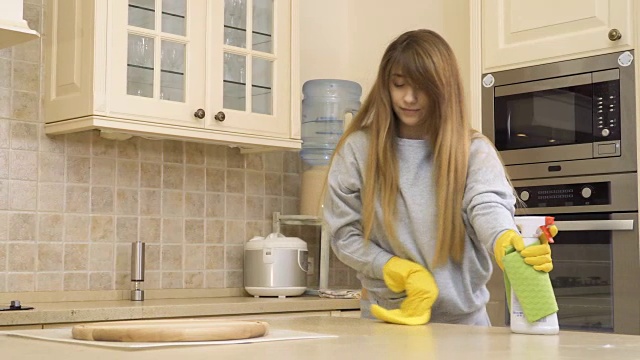 年轻女子在厨房清理桌子视频下载